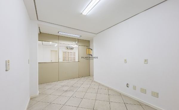 Prédio comercial com loja no bairro Rio Branco com 237m²
