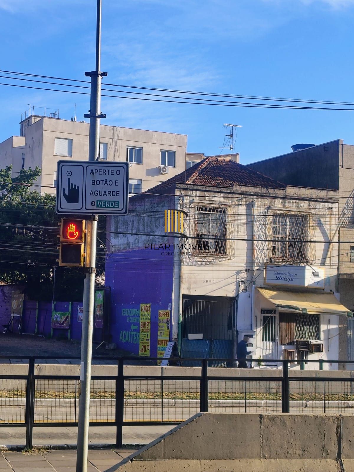 Terreno no Partenon com sobrado de alvenaria