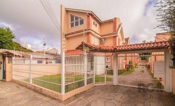 Casa no bairro Camaquã de 4 dormitórios e 2 vagas
