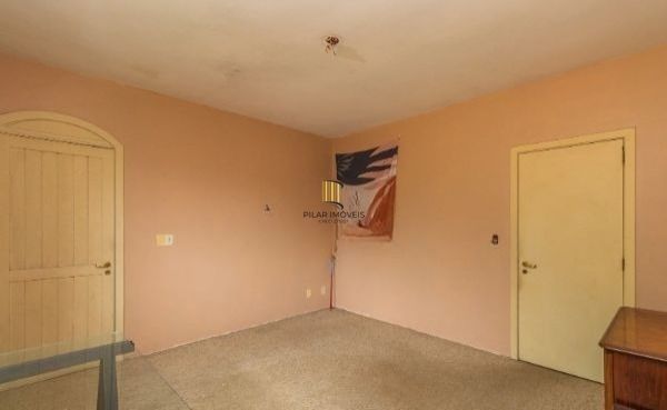 CASA DESOCUPADA E SEMI MOBILIADA, COM SUÍTE MASTER, SACADA, VISTA PANORÂMICA, EM AMPLO TERRENO NO SANTA TEREZA