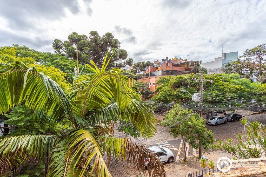 Casa para Venda - 330m², 4 dormitórios, sendo 3 suites, 2 vagas - Petrópolis