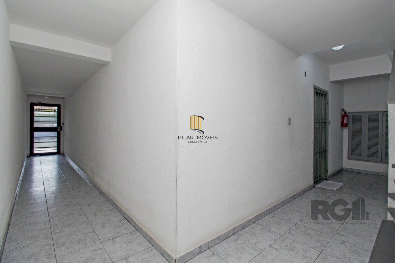 Apartamento no Petrópolis de 2 dormitórios e dependência