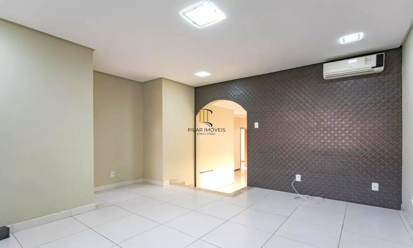 Casa no bairro Jardim Sabará de 4 dormitórios e 3 vagas DESOCUPADA