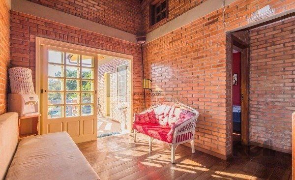 Casa sobrado na Lomba do Pinheiro com 4 dormitórios e 2 vagas