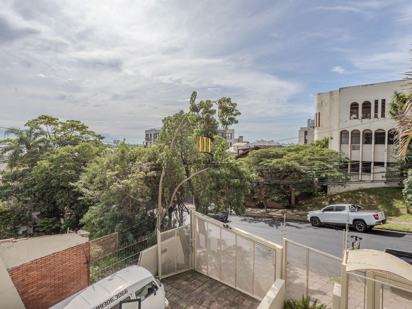 Casa sobrado no Menino Deus de 3 dormitórios e 3 vagas