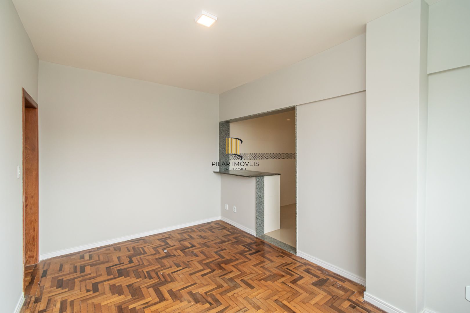 Apartamento 2 dormitorios, no Menino Deus reformado