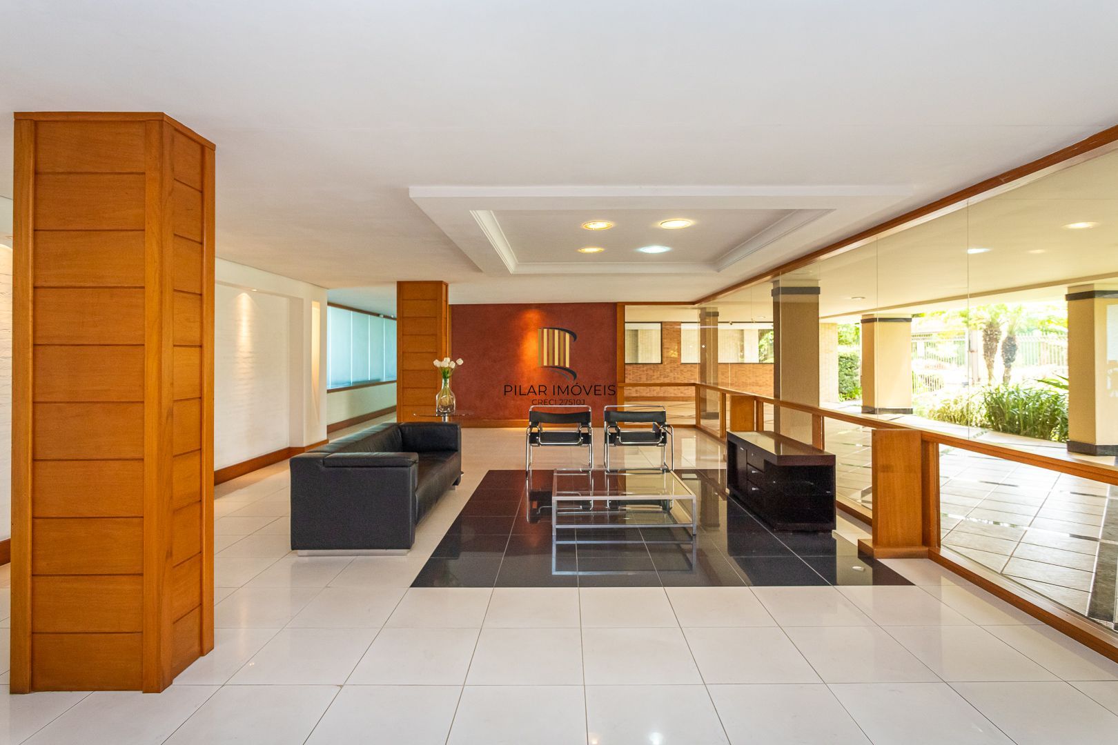 COBERTURA MOBILIADA COM VISTA PARA O GUAÍBA