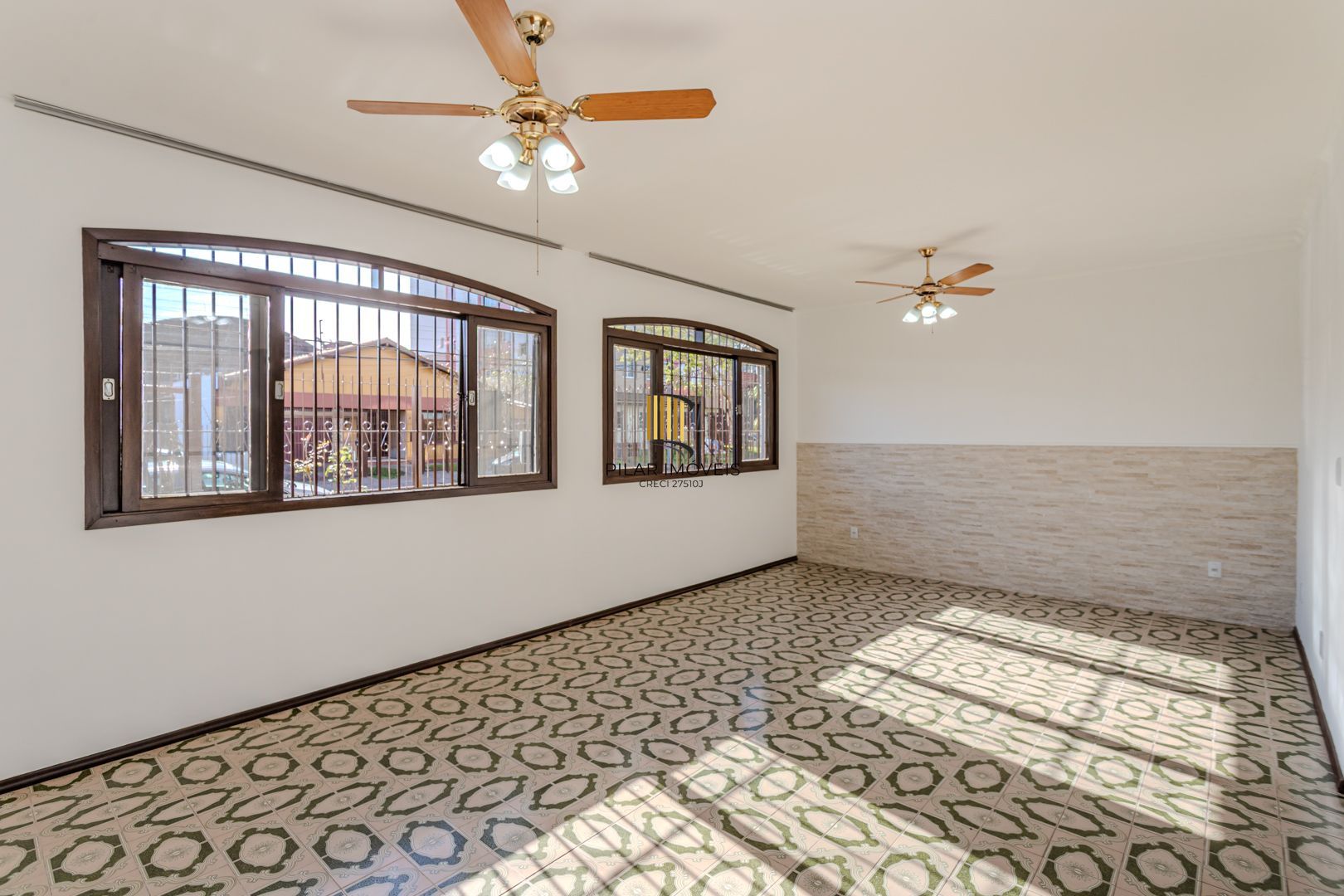 Casa no Partenon com 4 dormitórios e 4 vagas DESOCUPADA