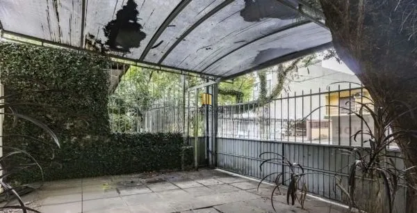 Casa sobrado no bairro Auxiliadora de 5 dormitórios e 4 vagas