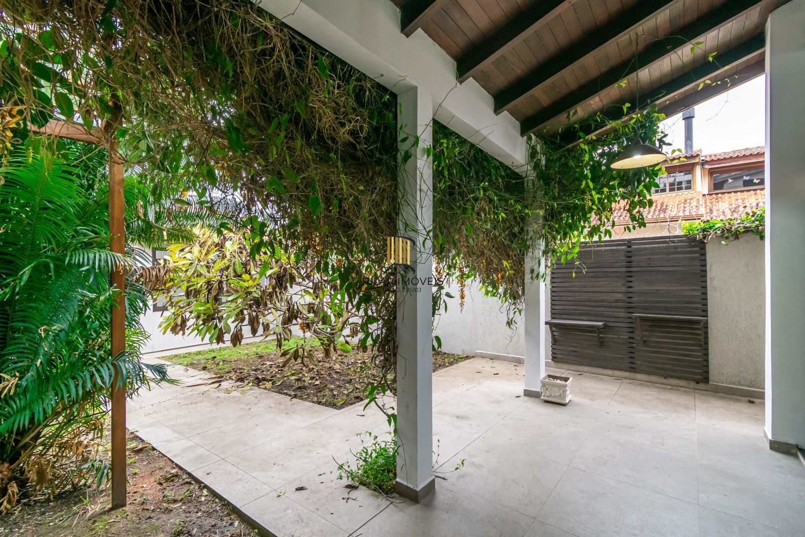 Casa sobrado no bairro Cristal de 3 dormitórios e 3 vagas