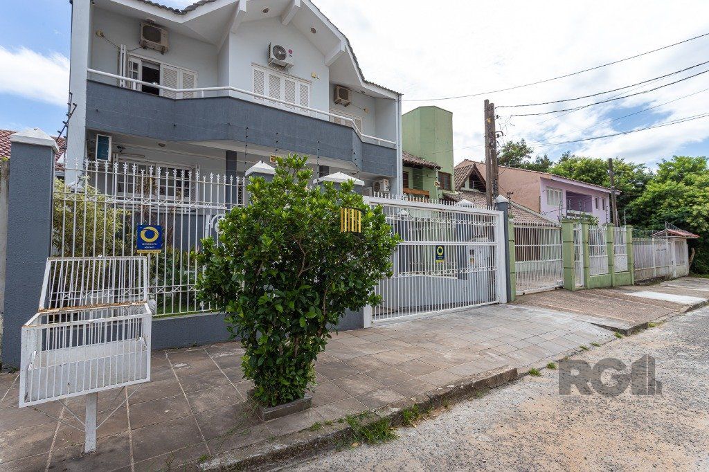 casa sobrado no Alto Petrópolis de 5 dormitórios e 3 vagas