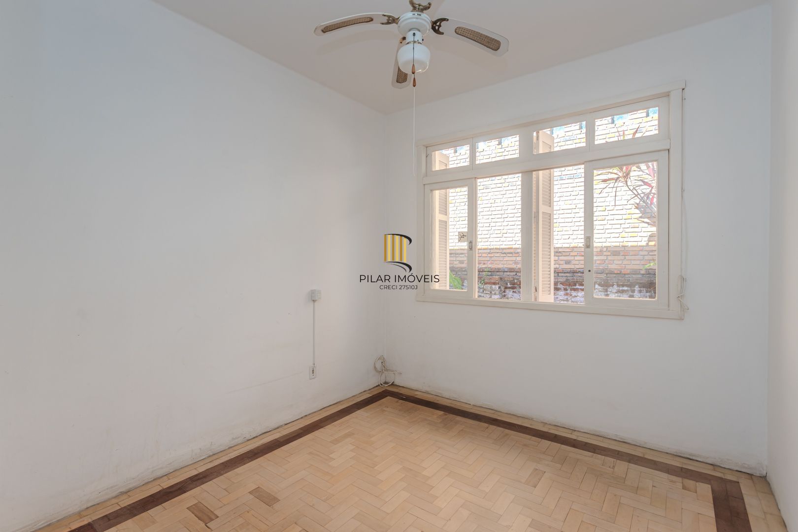 Casa no Menino Deus de 3 dormitórios e 5 vagas DESOCUPADA