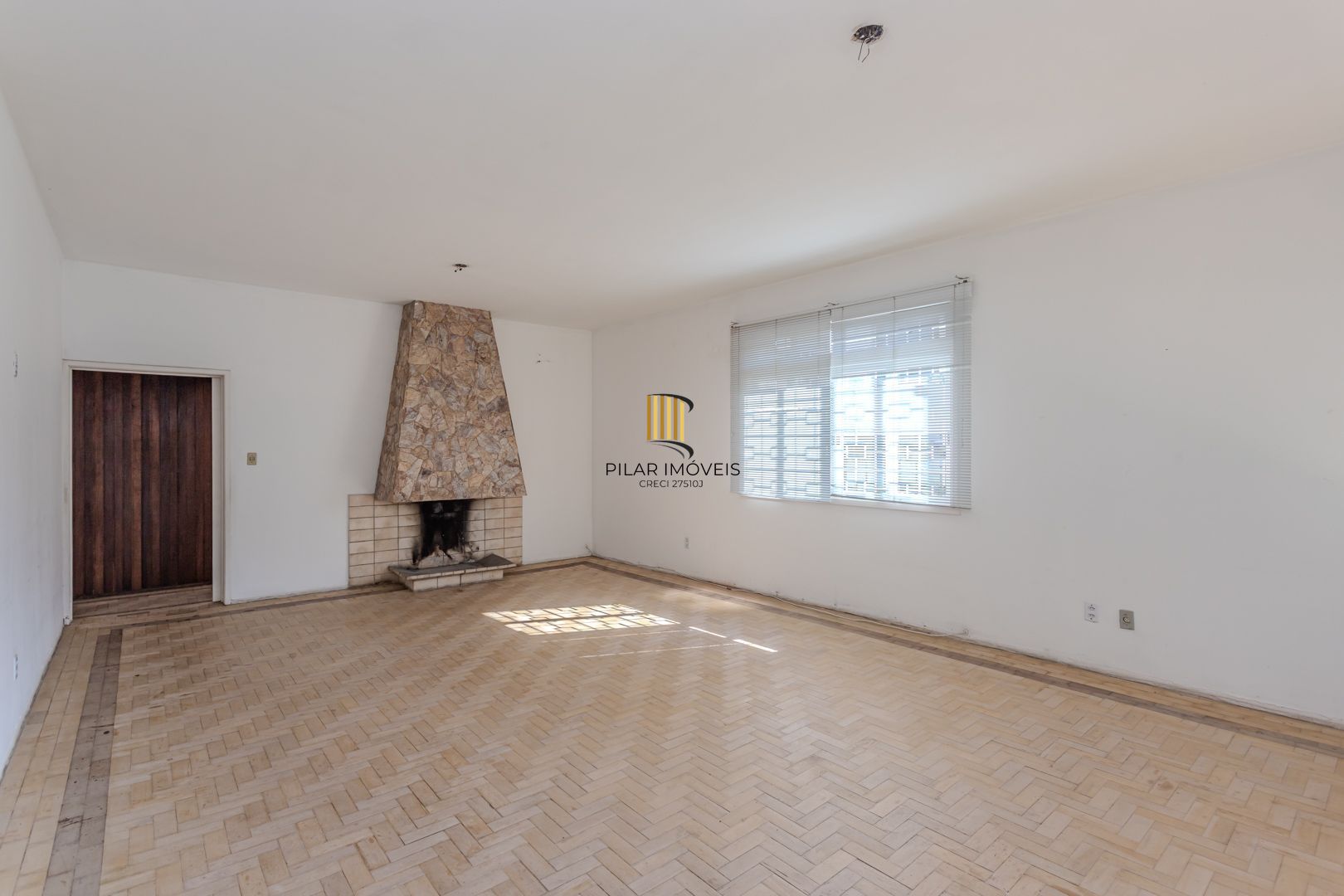 Casa no Menino Deus de 3 dormitórios e 5 vagas DESOCUPADA