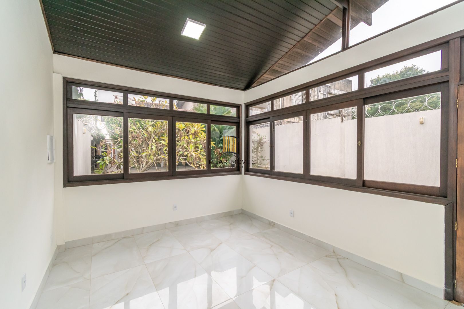 Casa sobrado no bairro Cristal de 3 dormitórios e 3 vagas