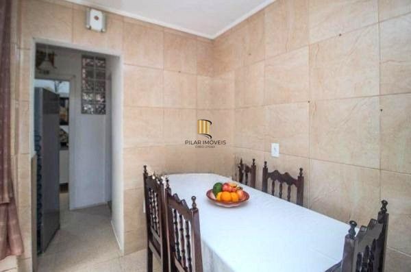 Apartamento TÉRREO com pátio no Menino Deus de 2 dormitórios e vaga rotativa