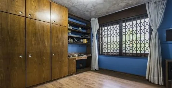 Casa sobrado no bairro Auxiliadora de 5 dormitórios e 4 vagas