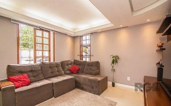 Casa no bairro Camaquã de 4 dormitórios e 2 vagas