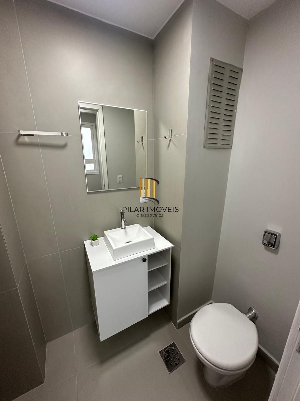 APTO COM 02 DORM. DEPENDENCIA EMP, TODO REFORMADO , SEMI-MOBILIADO, GARAGEM,  ELEVADOR