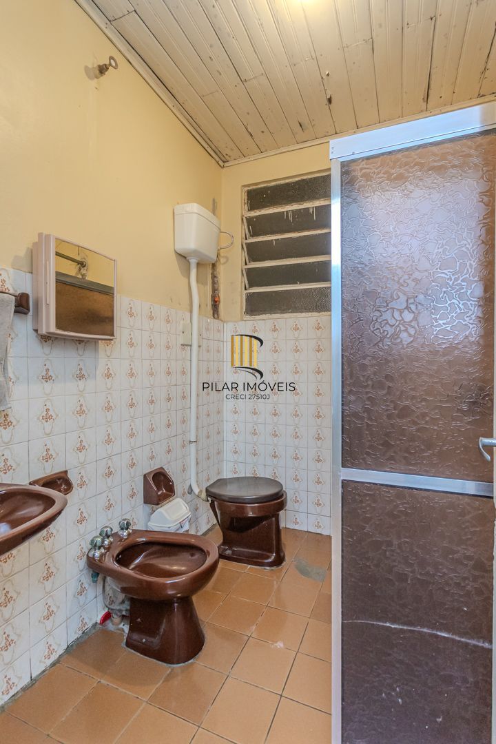 Casa no bairro Jardim Botânico de 3 dormitórios e garagem e terreno com 370m²