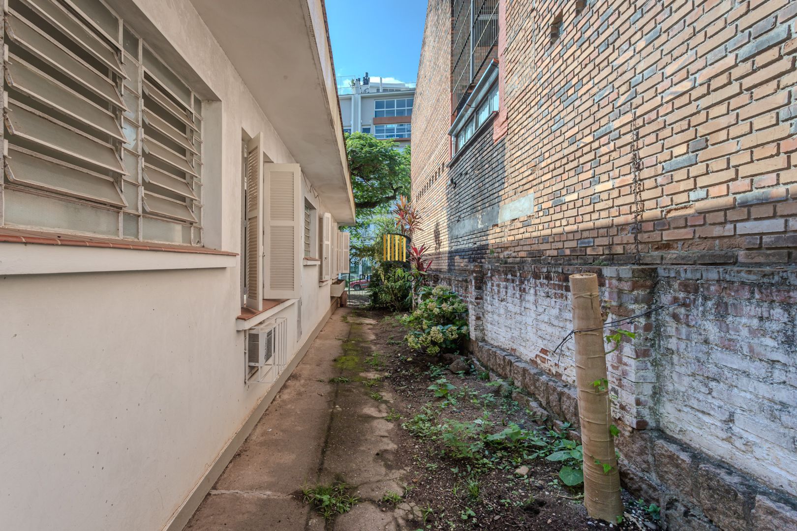 Casa no Menino Deus de 3 dormitórios e 5 vagas DESOCUPADA