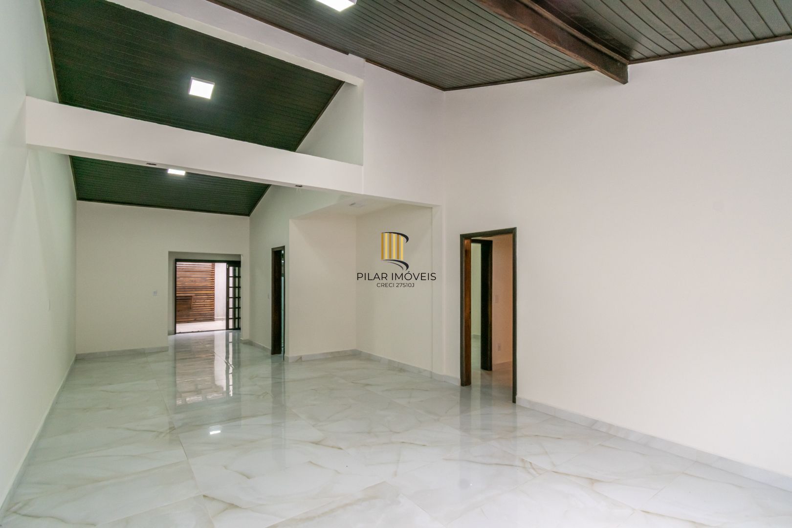 Casa sobrado no bairro Cristal de 3 dormitórios e 3 vagas