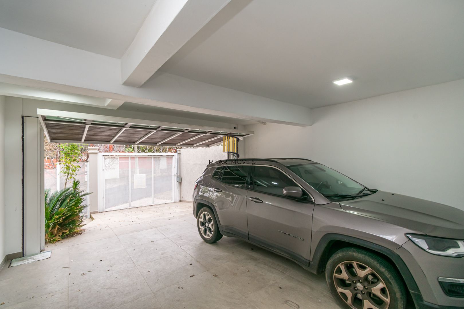 Casa sobrado no bairro Cristal de 3 dormitórios e 3 vagas