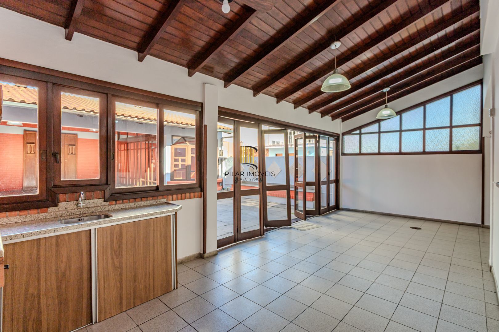 Casa no Partenon com 4 dormitórios e 4 vagas DESOCUPADA