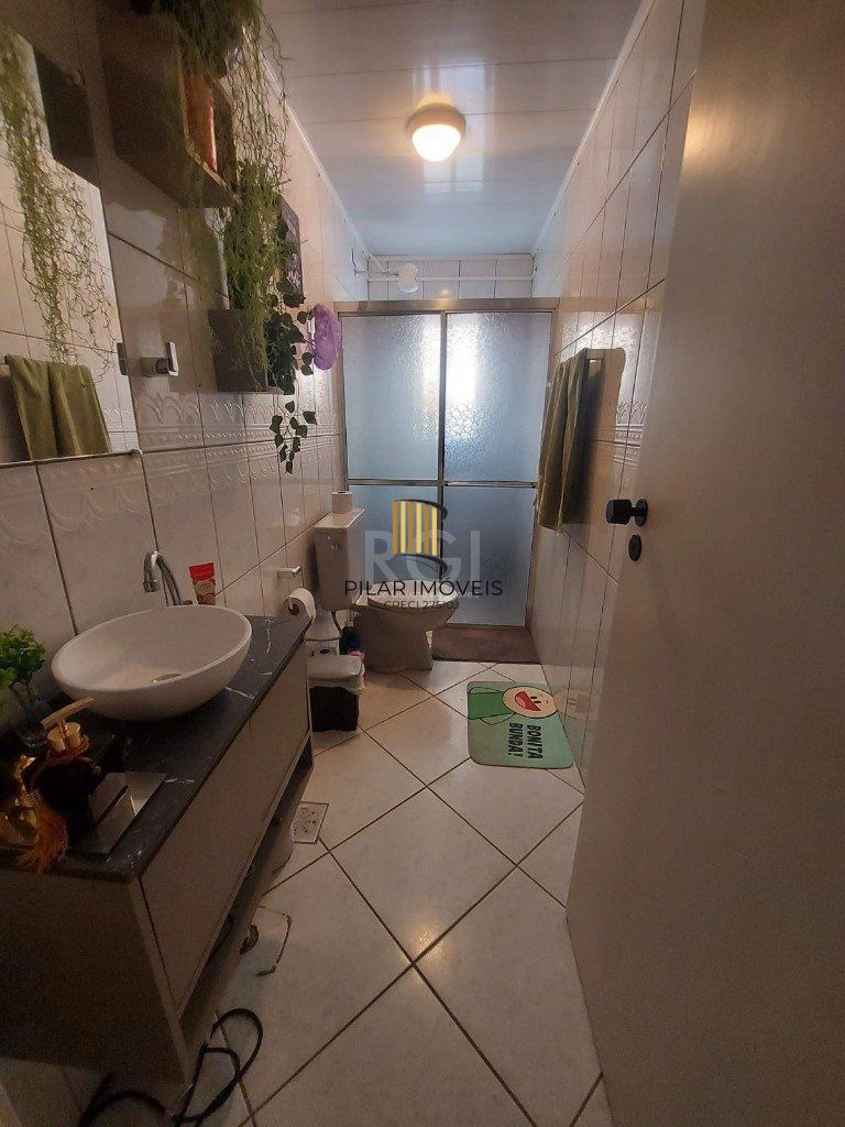 Apartamento 02 dormitórios, com vaga, no bairro Jardim Itu Sabará, em Porto Alegre.