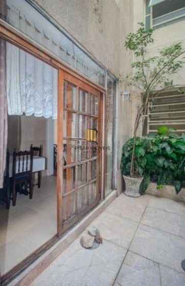 Apartamento TÉRREO com pátio no Menino Deus de 2 dormitórios e vaga rotativa