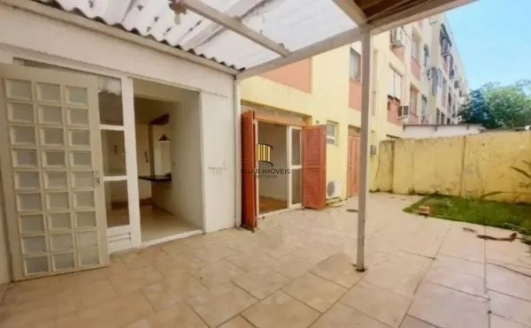 Apartamento Térreo com pátio no Menino Deus de 1 dormitório DESOCUPADO
