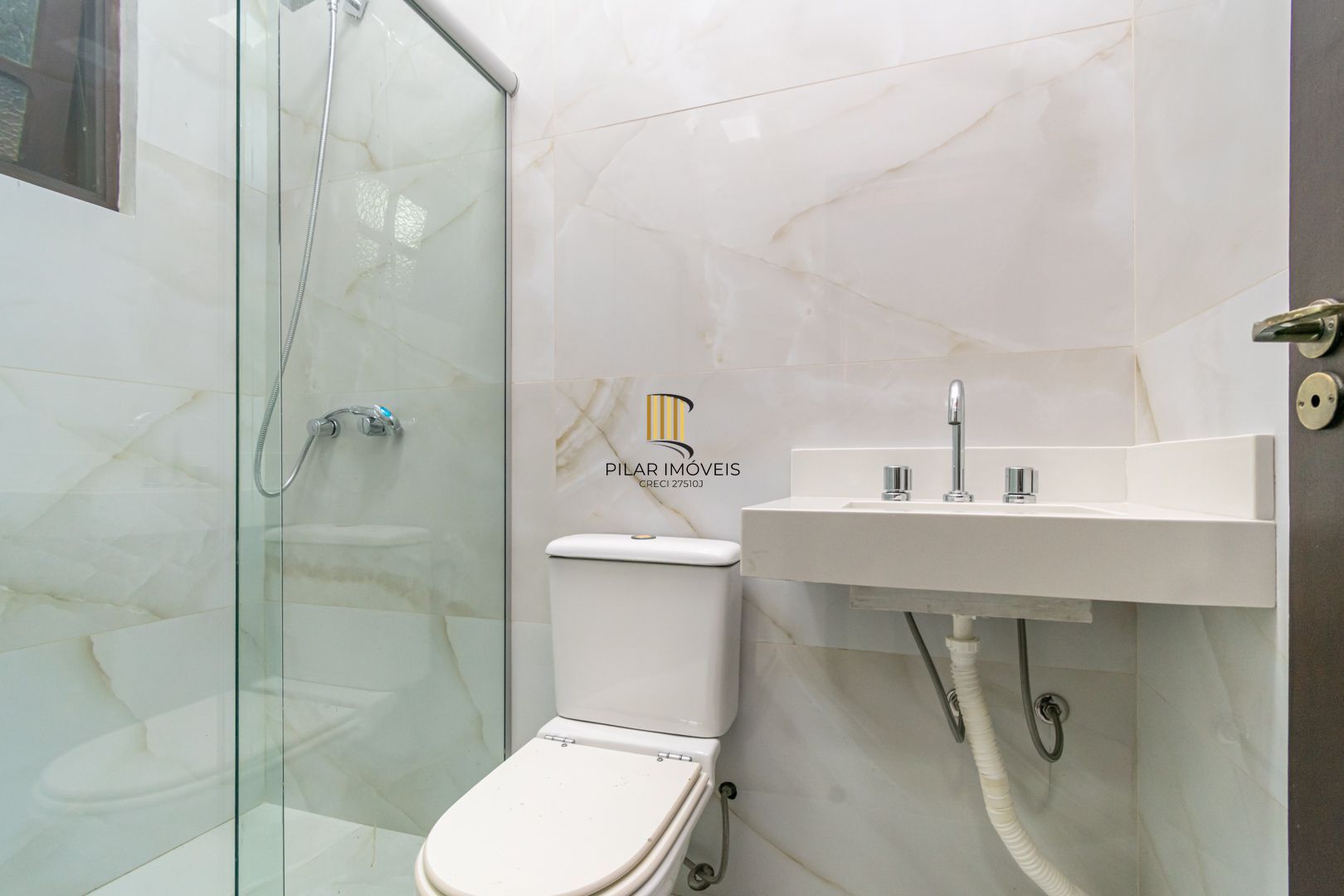 Casa sobrado no bairro Cristal de 3 dormitórios e 3 vagas