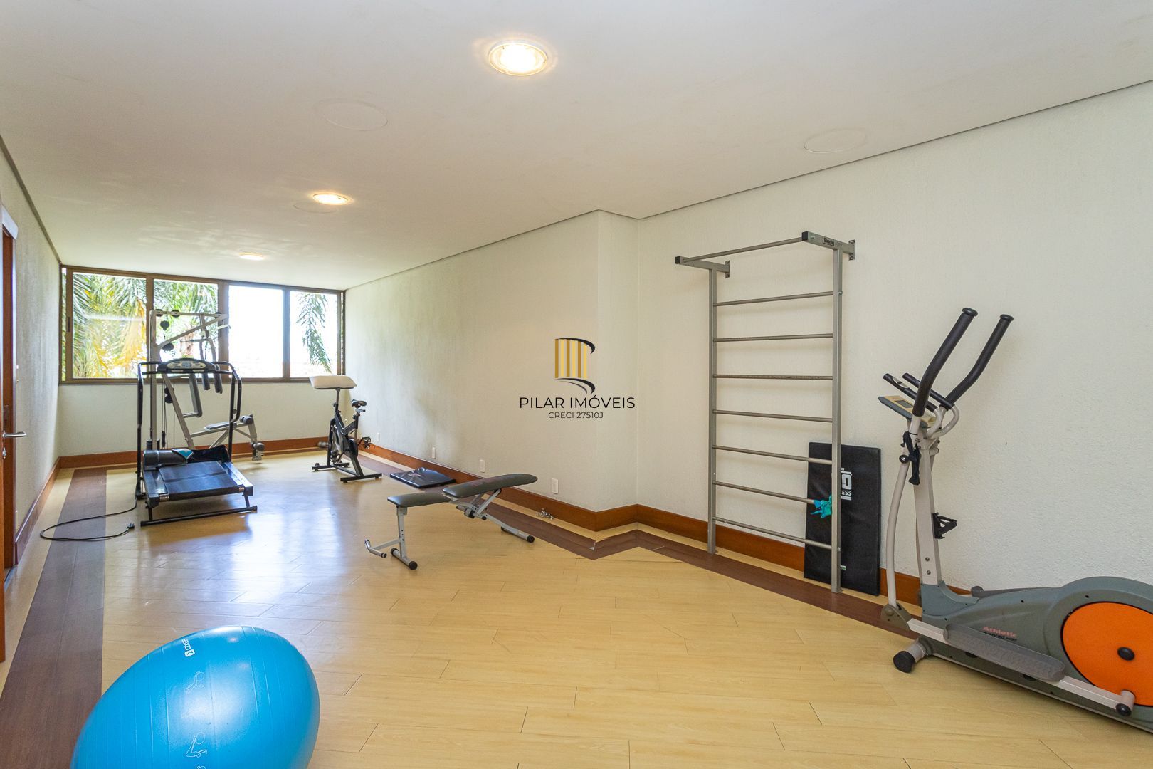 COBERTURA MOBILIADA COM VISTA PARA O GUAÍBA