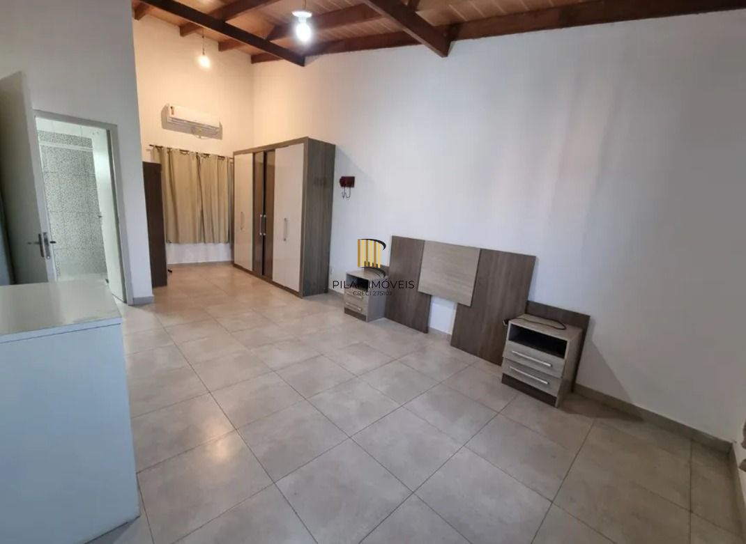 Casa sobrado no bairro Cristal de 3 domitórios e 3 vagas