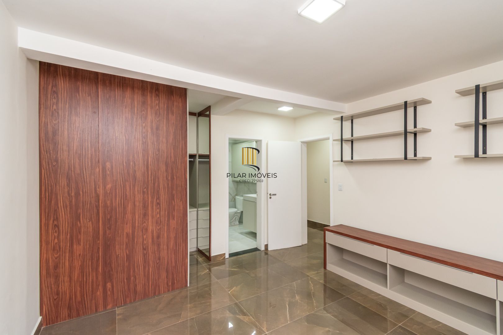 Casa sobrado no bairro Cristal de 3 dormitórios e 3 vagas