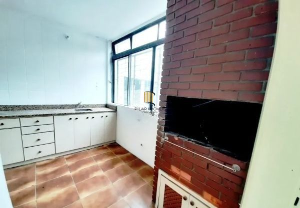 Apartamento no Petrópolis de 3 dormitórios e 2 vagas
