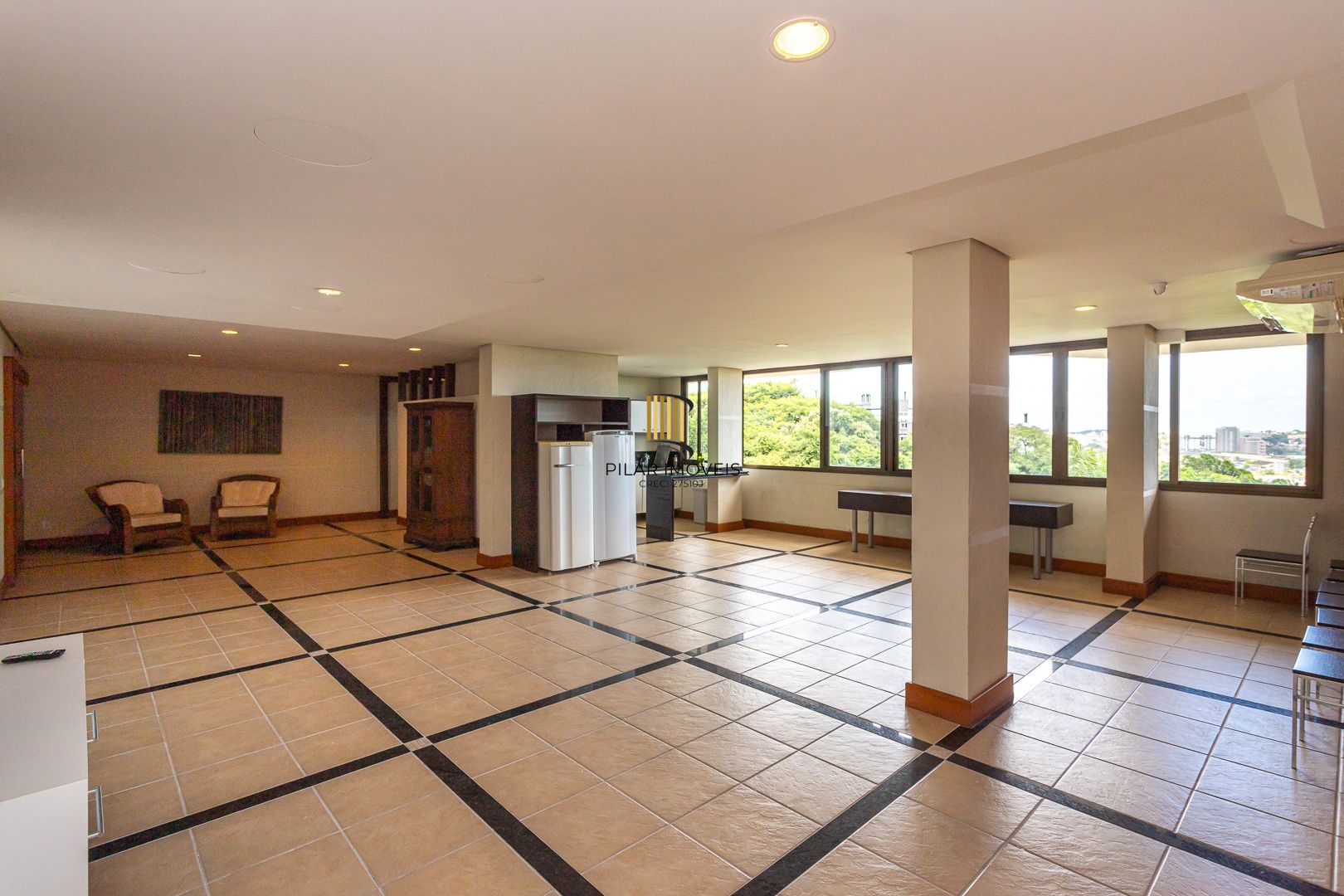 COBERTURA MOBILIADA COM VISTA PARA O GUAÍBA