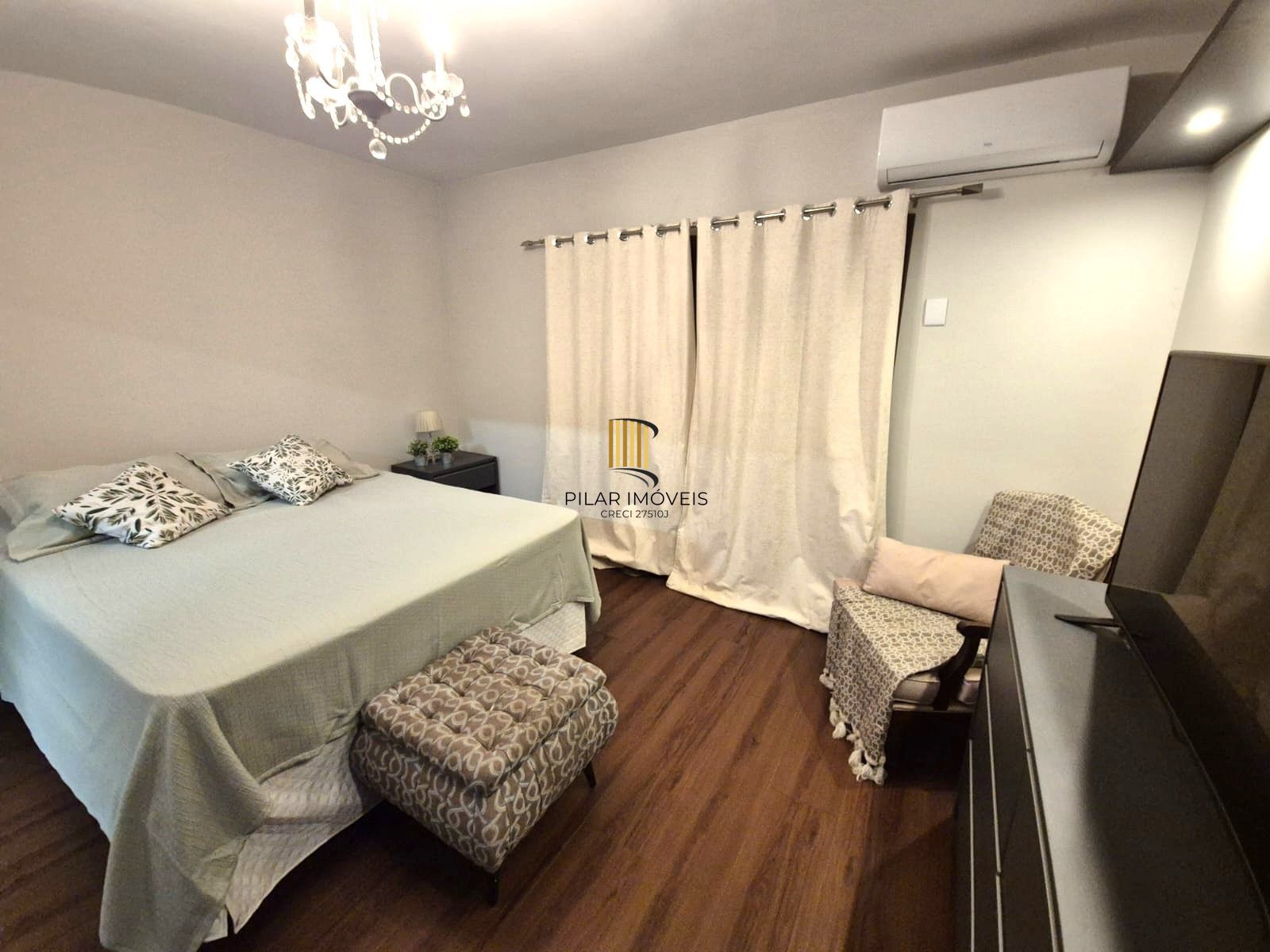 Sobrado no Menino Deus de 3 dormitórios e vaga