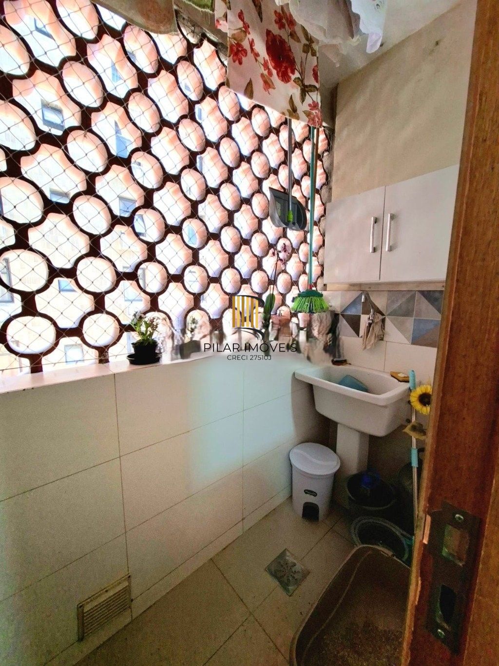 Lindo apartamento de 2 dorm. + dependência no Centro Histórico