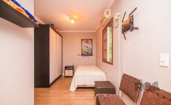 Casa no bairro Camaquã de 4 dormitórios e 2 vagas