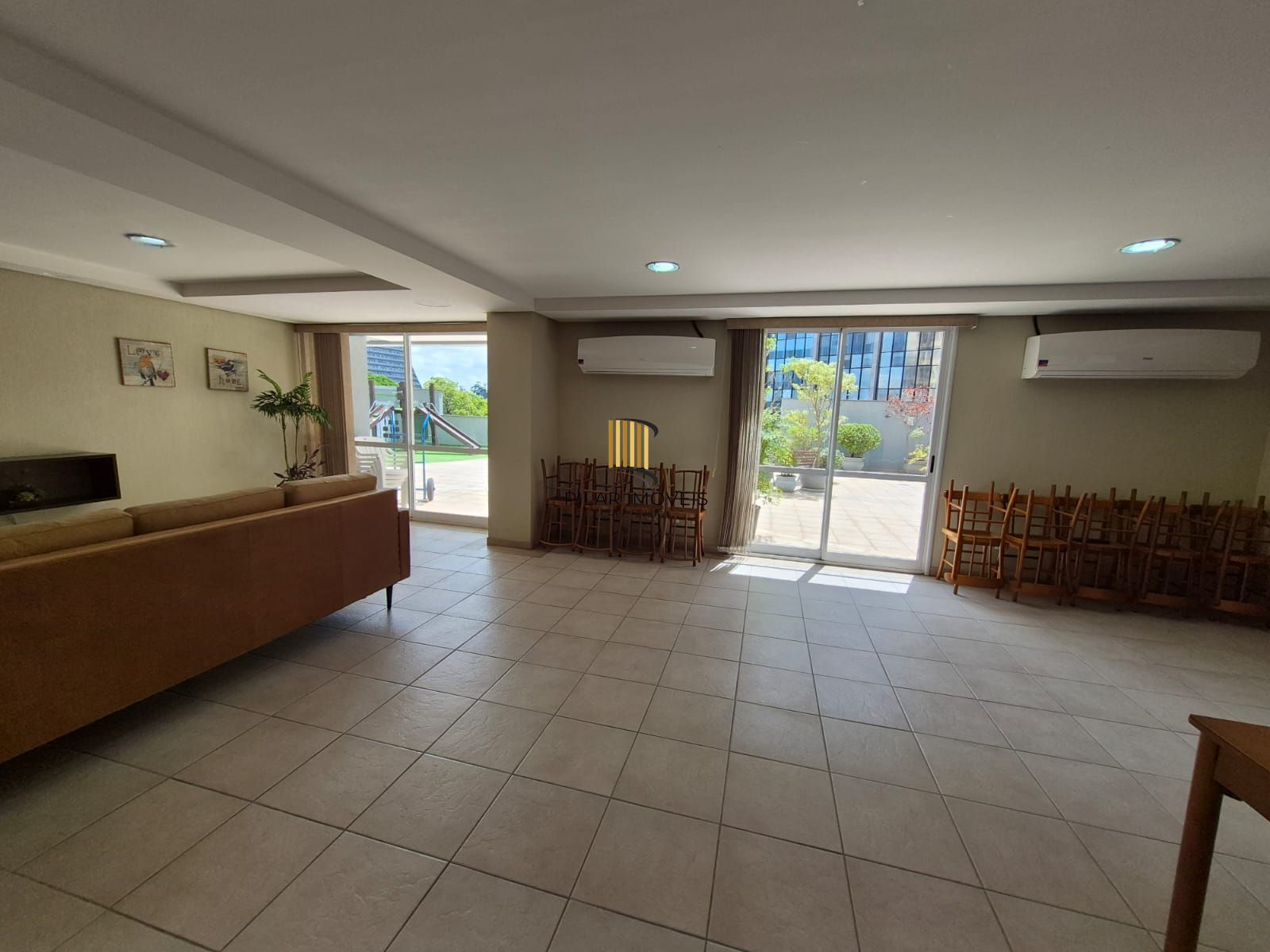 Apartamento no Centro de 2 dormitórios e 2 vagas DESOCUPADO