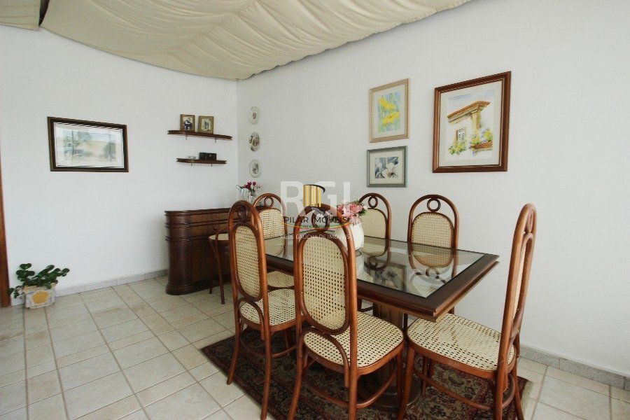 Casa para Venda - 280m², 3 dormitórios, 2 vagas - Petrópolis