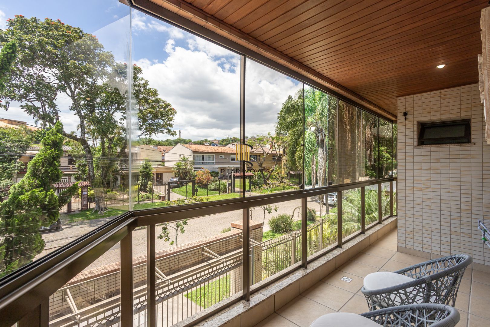 COBERTURA MOBILIADA COM VISTA PARA O GUAÍBA