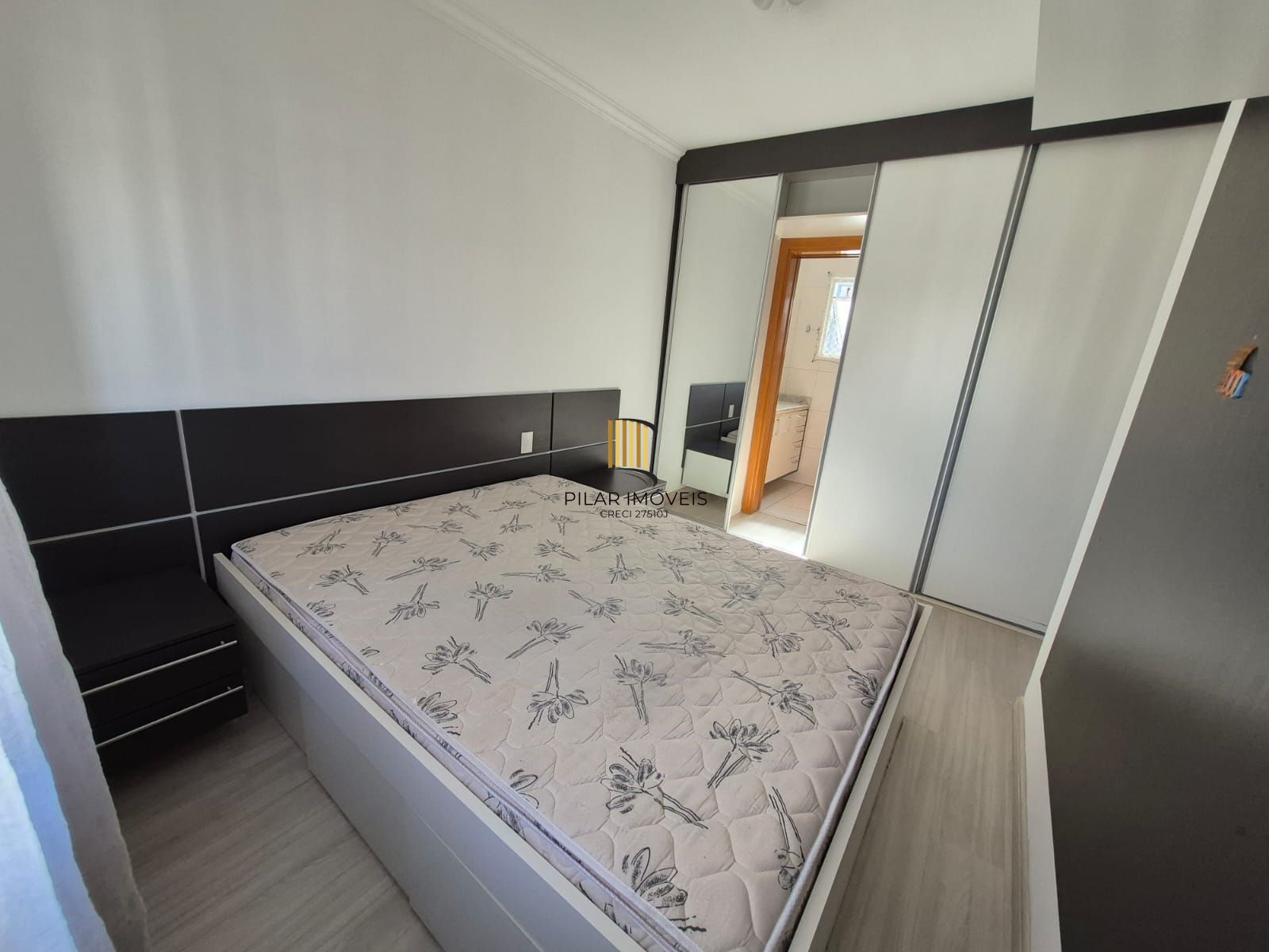 Apartamento no Centro de 2 dormitórios e 2 vagas DESOCUPADO