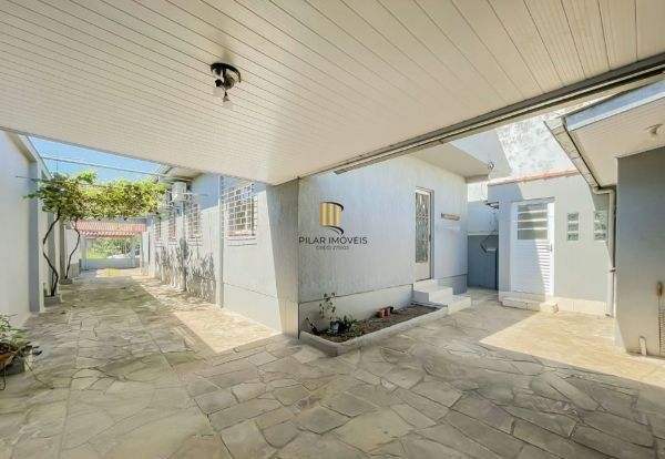 Casa no bairro Cavalhada de 3 dormitórios e 3 vagas