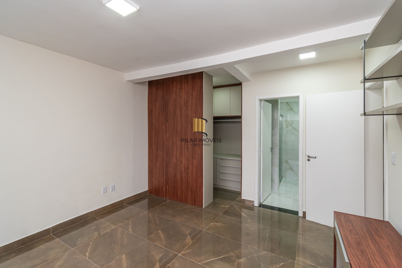 Casa sobrado no bairro Cristal de 3 dormitórios e 3 vagas
