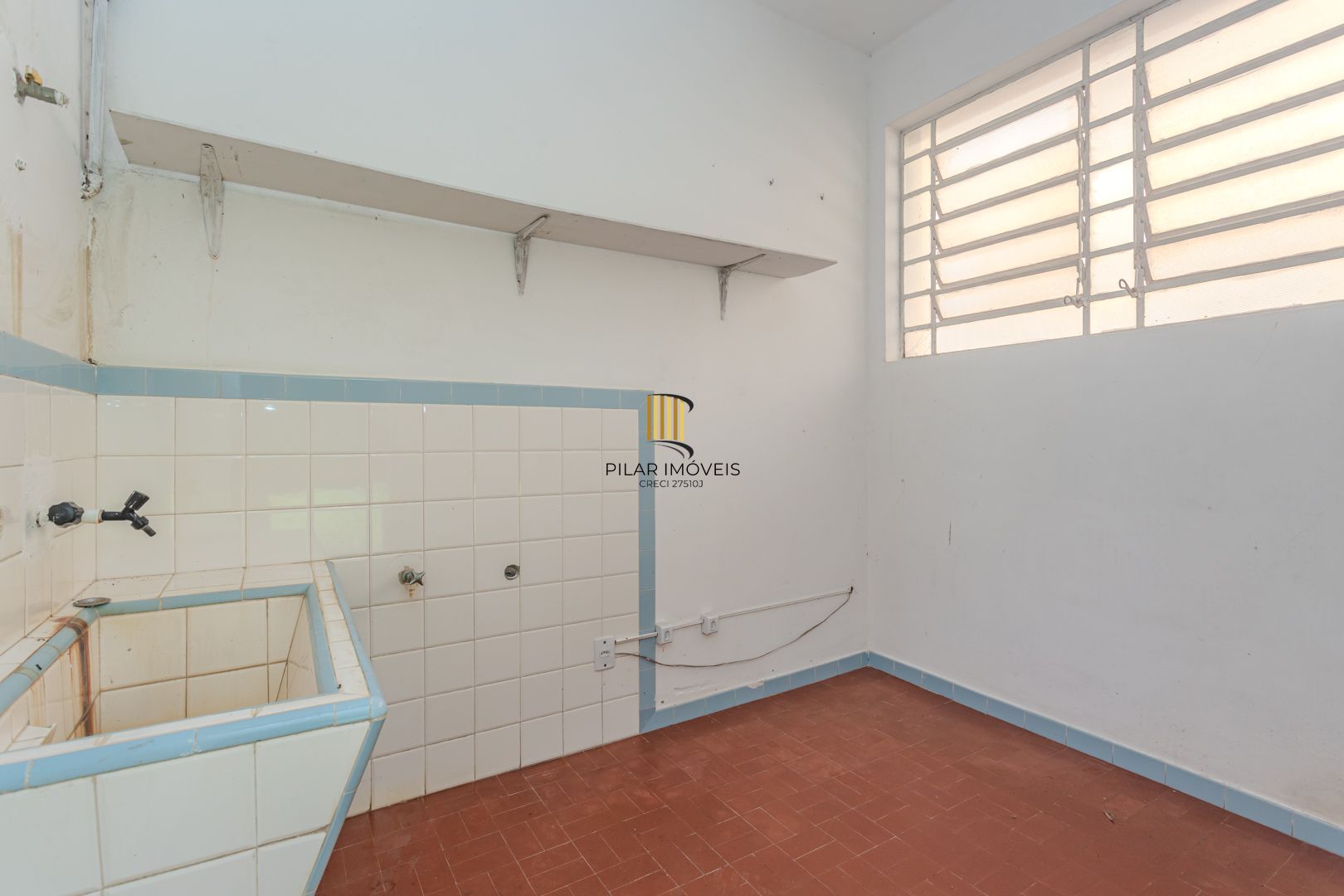 Casa no Menino Deus de 3 dormitórios e 5 vagas DESOCUPADA