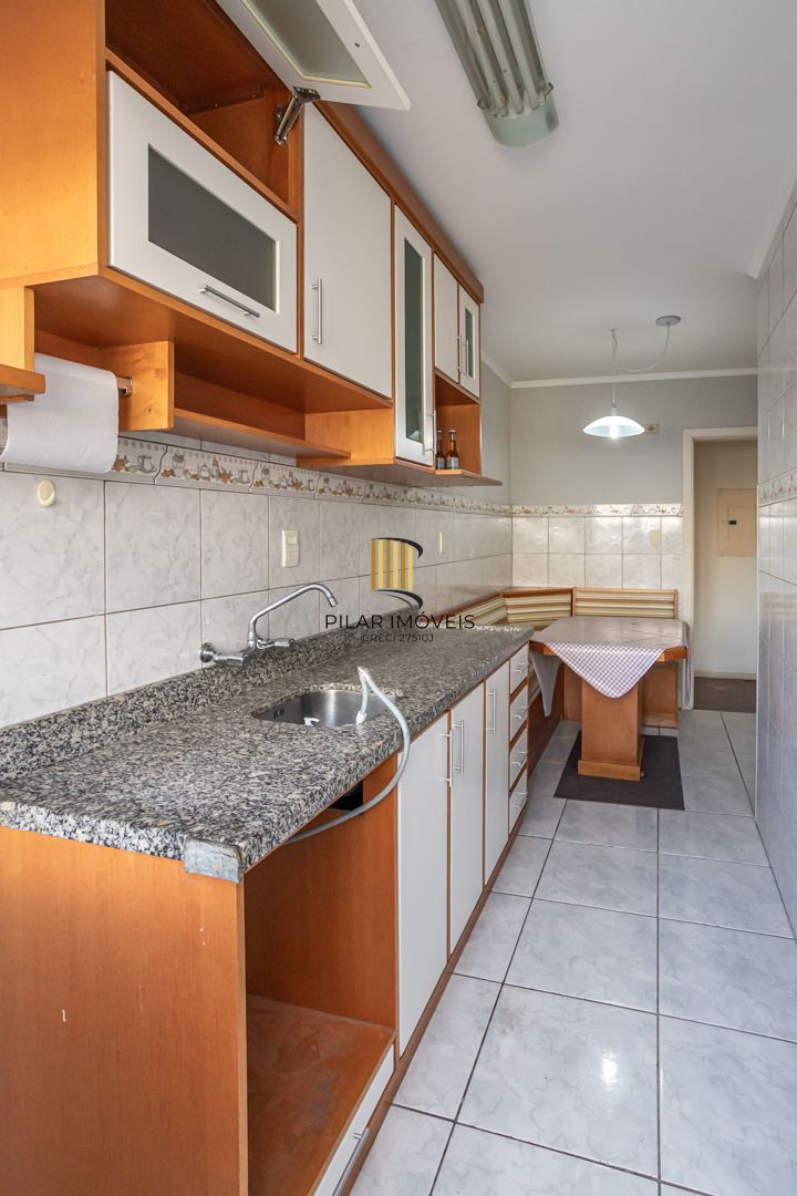Apartamento no Petrópolis de 2 dormitórios dependência e vaga desocupado