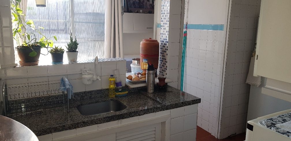 Apartamento no Petrópolis de 2 dormitórios e dependência
