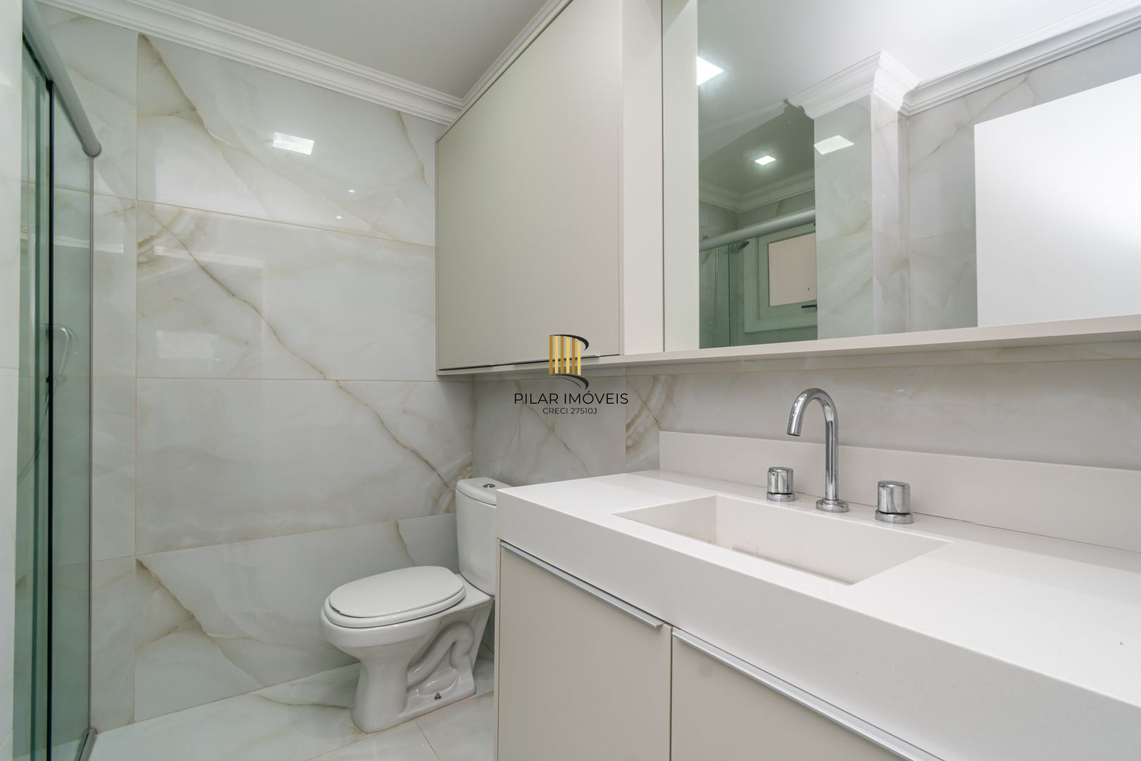 Casa sobrado no bairro Cristal de 3 dormitórios e 3 vagas