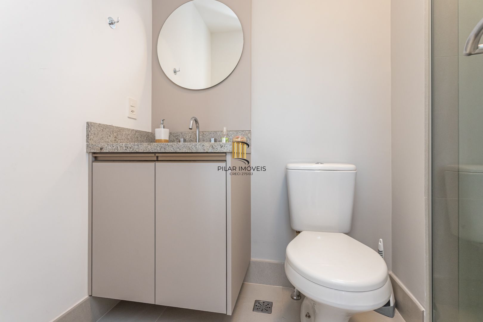 Apartamento 02 dormit com suíte e 01 vaga, no bairro Azenha, em Porto Alegre.